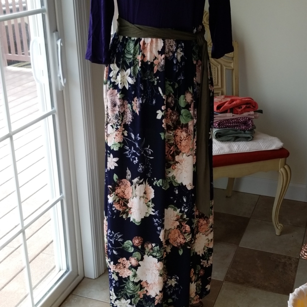 ๐Egs๐ป by Elรณges Navy & White Floral Maxi Dress 1/2 price - Picture 11 of 16